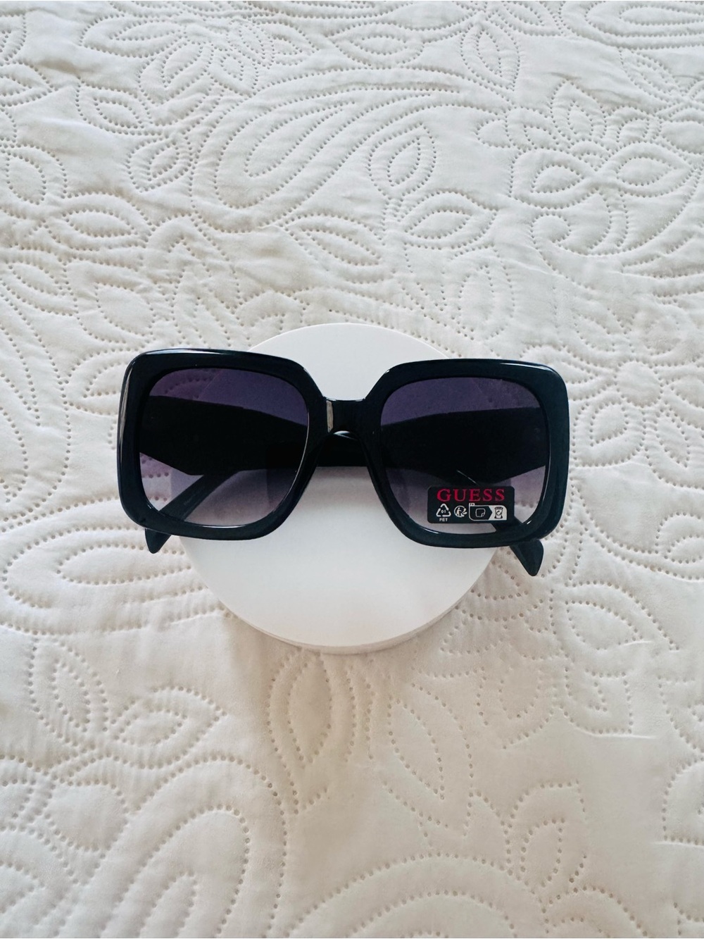 GUESS Black Oversized Square Sunglasses. New without tag